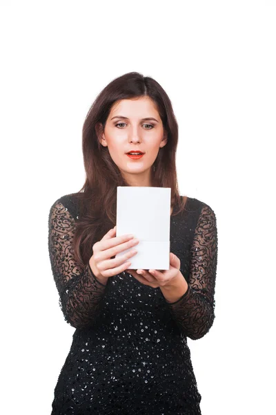 Kız beyaz bir kutu hediye holding — Stok fotoğraf