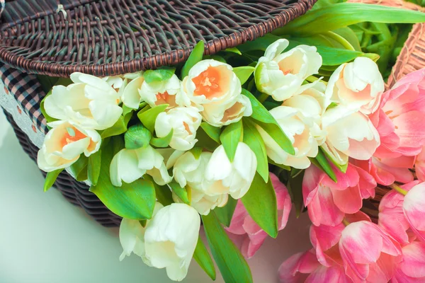 Krásné tulipány v košíku — Stock fotografie
