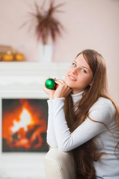 Mädchen mit Weihnachtsspielzeug — Stockfoto