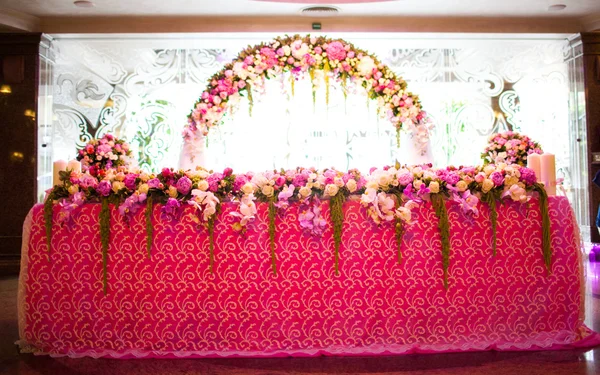 Arco floral y una mesa — Foto de Stock