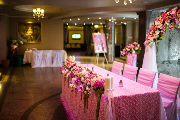 Mesas de celebración en la sala de banquetes — Foto de Stock