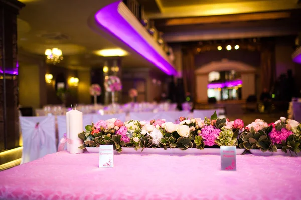 Mesas de celebración en la sala de banquetes — Foto de Stock