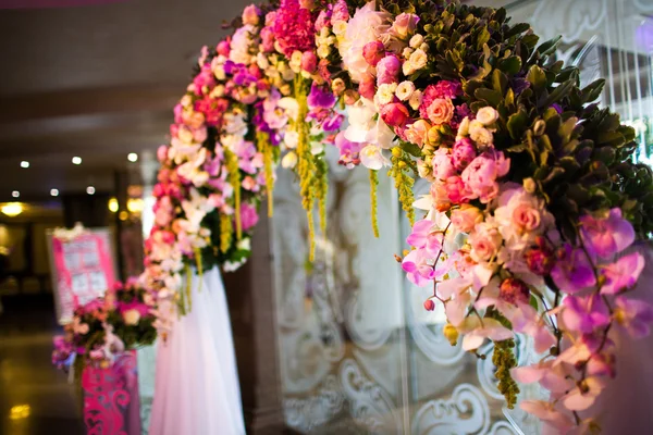 Blommor bröllop arch — Stockfoto