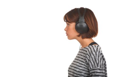 Oldukça genç bir kız müzik dinlemek