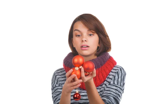 Jeune femme avec boule de Noël — Photo