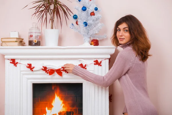 Hermosa mujer decorando su casa para Navidad — Foto de Stock