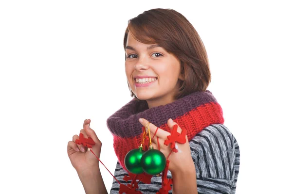 Junge Frau mit Weihnachtskugel — Stockfoto