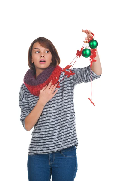 Junge Frau mit Weihnachtskugel — Stockfoto