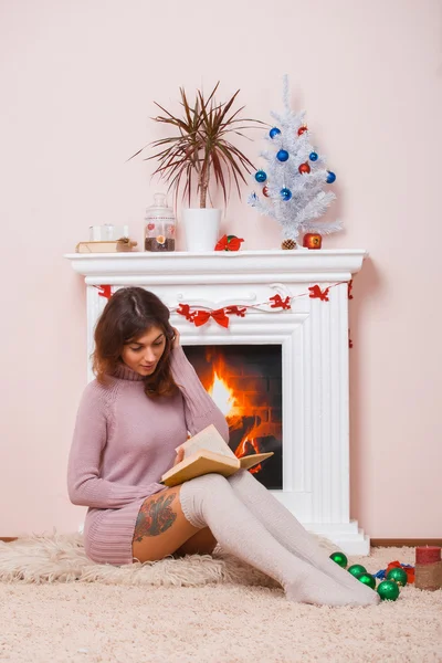 Mujer caliente con libro en casa en Navidad — Foto de Stock