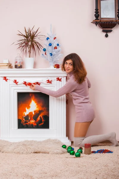 Beautiful woman decorating her house for Christmas — Stock Photo, Image