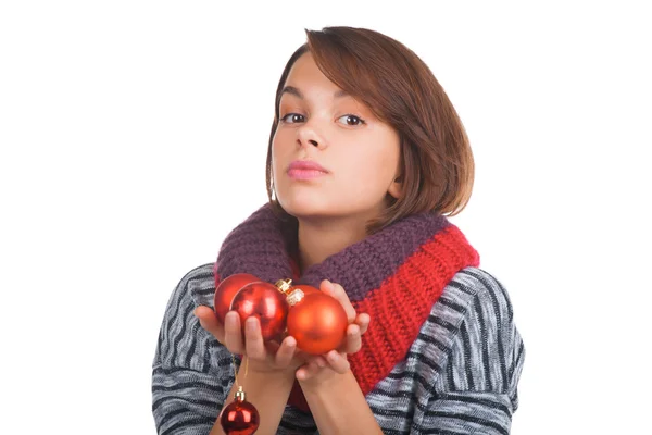 Ung kvinna med christmas ball — Stockfoto