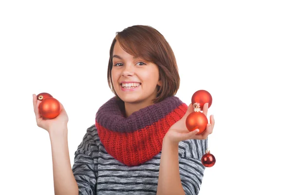 Jonge vrouw met kerst bal — Stockfoto