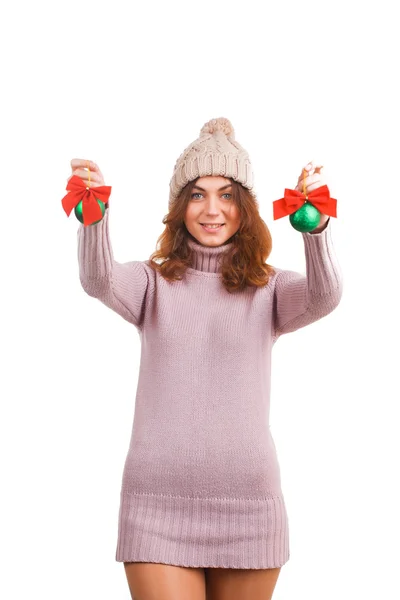 Junge Frau mit Weihnachtskugel — Stockfoto