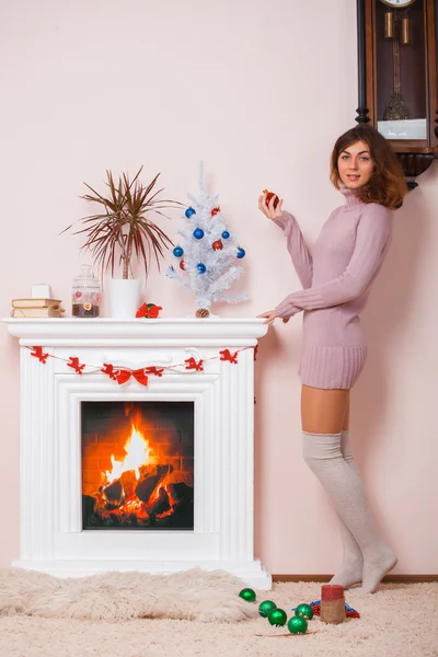 Schöne Frau schmückt ihr Haus für Weihnachten — Stockfoto