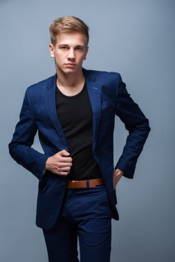 Takım elbiseli yakışıklı adam