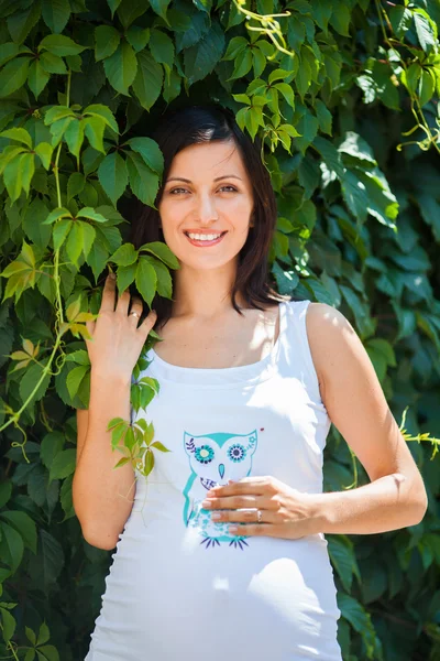 Pegnant vrouw in park — Stockfoto