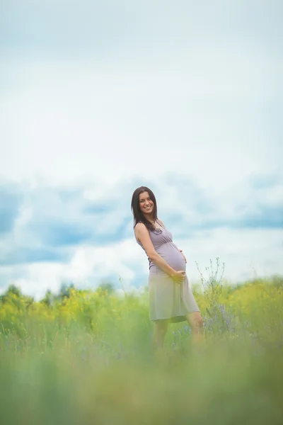 Pregnant woman in meadow — Stock Photo, Image