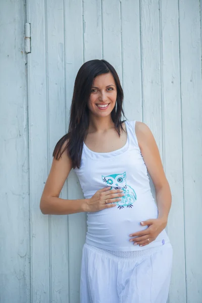 Sorrindo mulher grávida — Fotografia de Stock