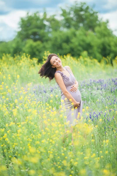 Těhotná žena v louce — Stock fotografie