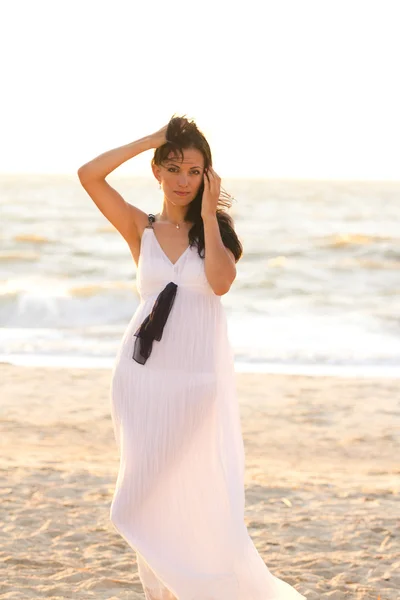 Menina bonita na costa do mar — Fotografia de Stock