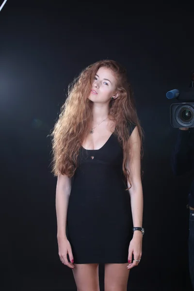 Vacker kvinna i studio — Stockfoto