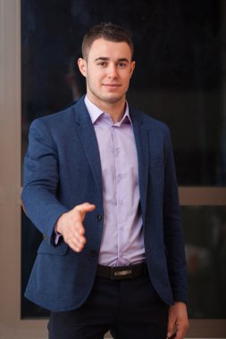 adam el işaretleri gösteriyor.
