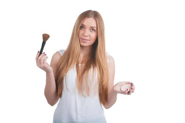 Frau mit Make-up-Pinsel und Puder — Stockfoto