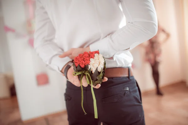 Man med blommor — Stockfoto