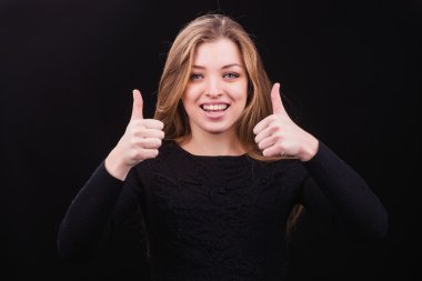 Siyah elbiseli güzel kız.