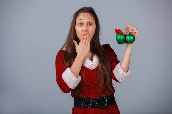 Santa pomocníka dívka s zelené kuličky — Stock fotografie