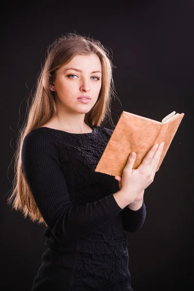 Jolie femme avec livre — Photo