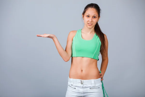 Sportieve vrouw met maatregel — Stockfoto