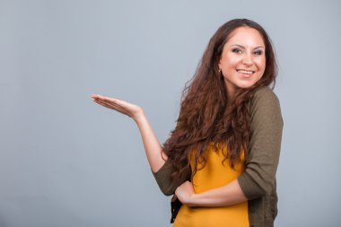 kadın gösteren kopya alanı