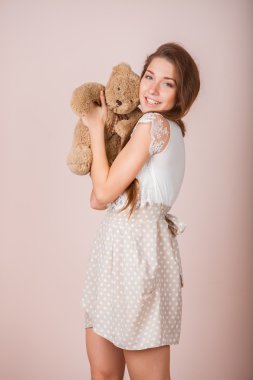 gülümseyen kız ve ayıcık