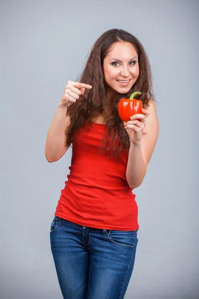 Frau mit rotem Paprika — Stockfoto