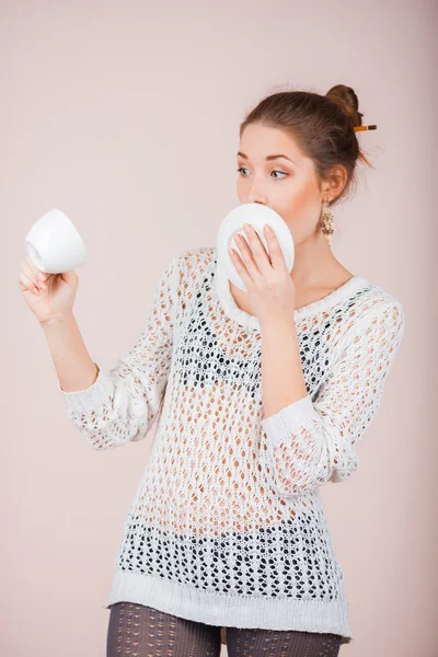 Mujer sorprendida con taza y platillo — Foto de Stock