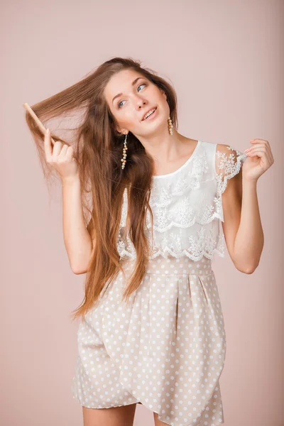 Girl combs her hair — Stock Photo, Image