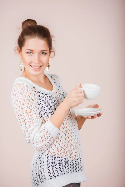Mujer con taza y platillo — Foto de Stock