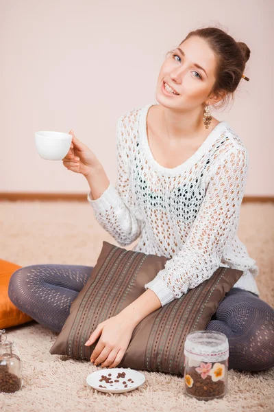 微笑的女人，喝一杯咖啡 — 图库照片