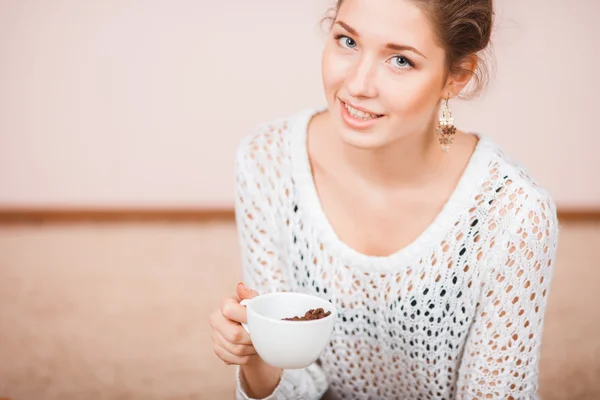 커피를 마시는 여성 — 스톡 사진