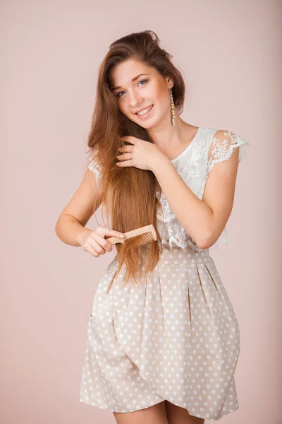 Smiling Girl combs her hair — Stock Photo, Image