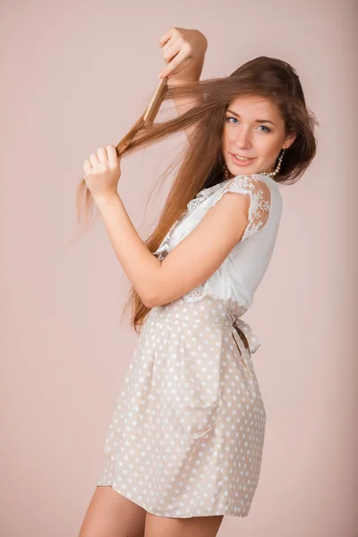 Girl combs hair — Stock Photo, Image
