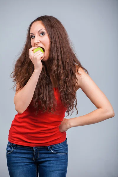Chica muerde manzana — Foto de Stock