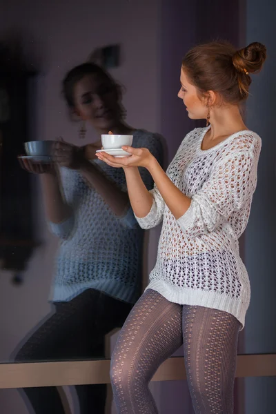 喝杯茶的女人 — 图库照片