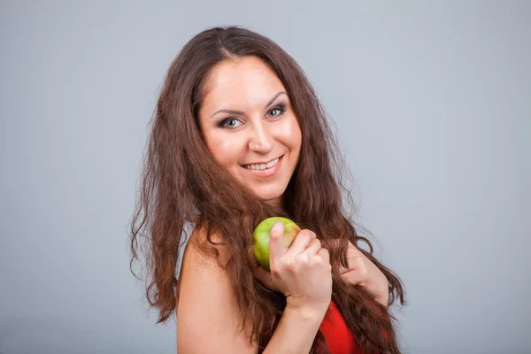 Улыбающаяся девушка и яблоко — стоковое фото
