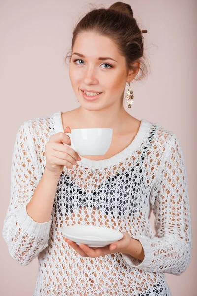 Mujer con taza y platillo — Foto de Stock