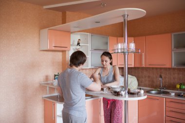 Genç çift mutfakta.