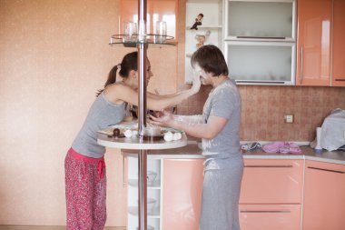 Genç çift mutfakta.