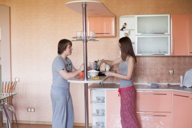 Genç çift mutfakta.