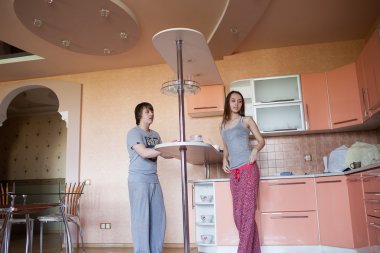 Genç çift mutfakta.